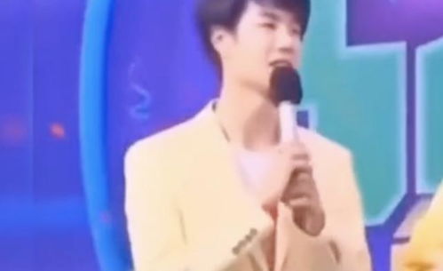 娱记曝王一博私生活传闻引热议，与年长女星关系成焦点